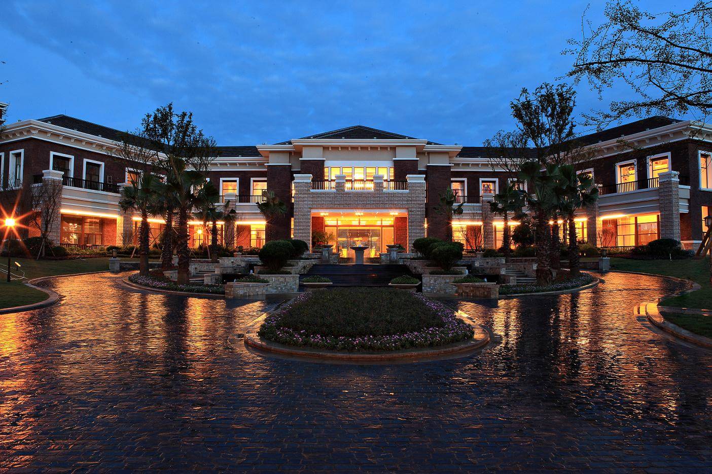 自浣花溪别墅区到桐梓林富人区,从牧马山到麓山,经过二十年发展,成都