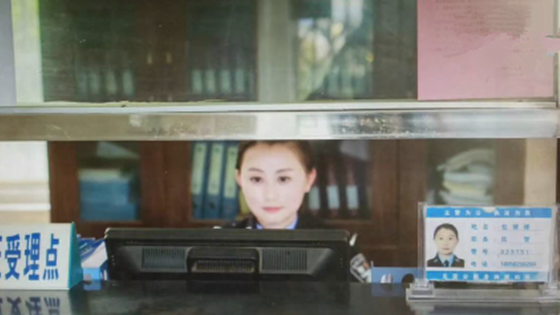 警花颜值太高频频被偷拍 无奈做了个搞笑提示