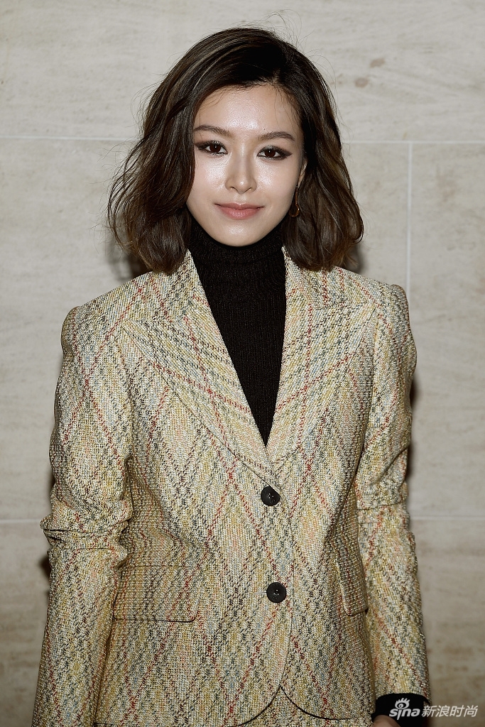 文咏珊亮相秀场 西服套装优雅俏皮
