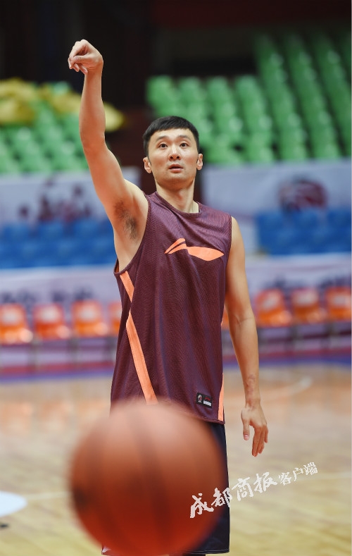 2017-2018赛季cba联赛开哨 四川金强男篮积极备战