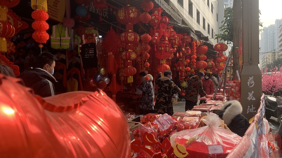 灯笼挂起来，福字贴起来 春节将至成都年味浓