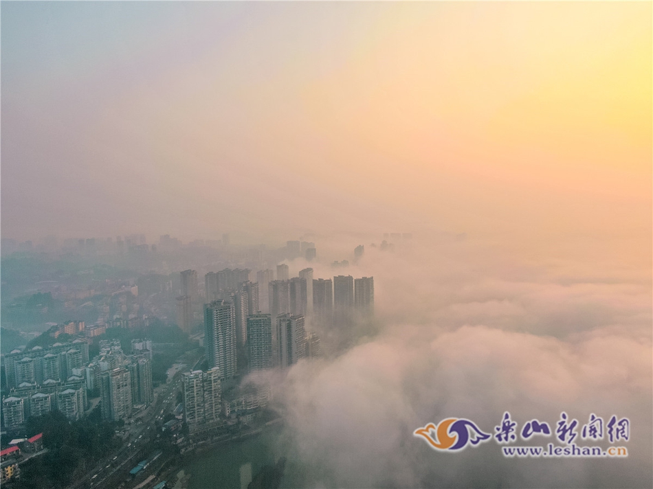 清晨日出时分 空中俯瞰乐山城区云雾缭绕不一般风景
