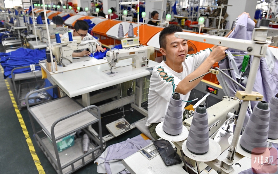 成都生产车间的男缝纫工忙