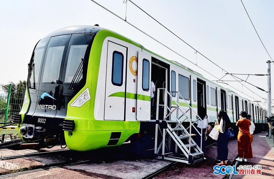 年轻时尚的苹果绿!成都地铁8号线列车亮相真帅