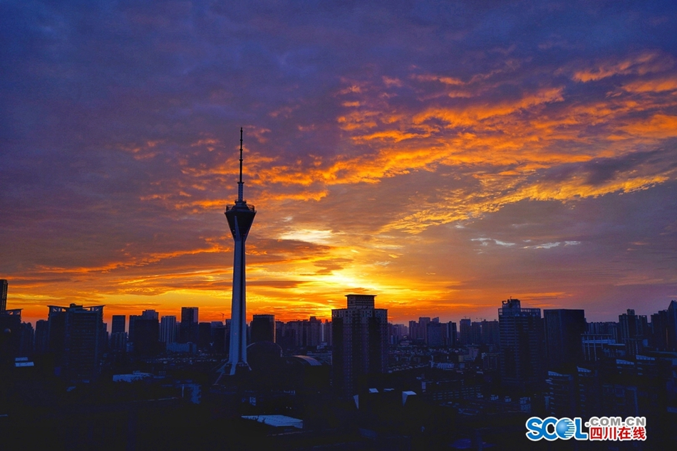 1 / 7 四川在线消息(记者 华小峰 摄影报道)仲夏时节成都的朝霞还是让