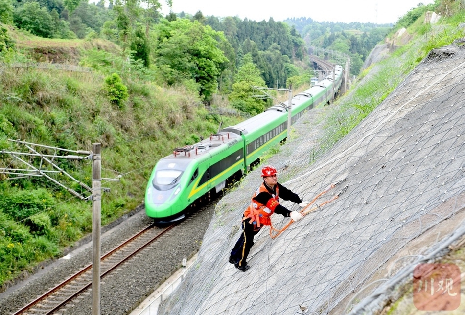 防洪防汛工作开启,"地毯式"检查保沪蓉铁路安全畅通
