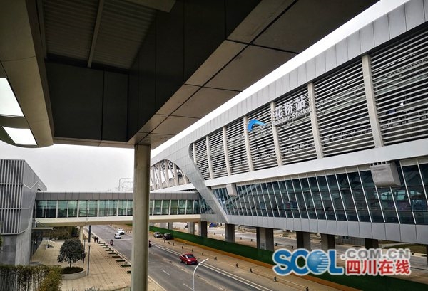 从双流一路向南至新津 成都地铁10号线二期高架站风景独好