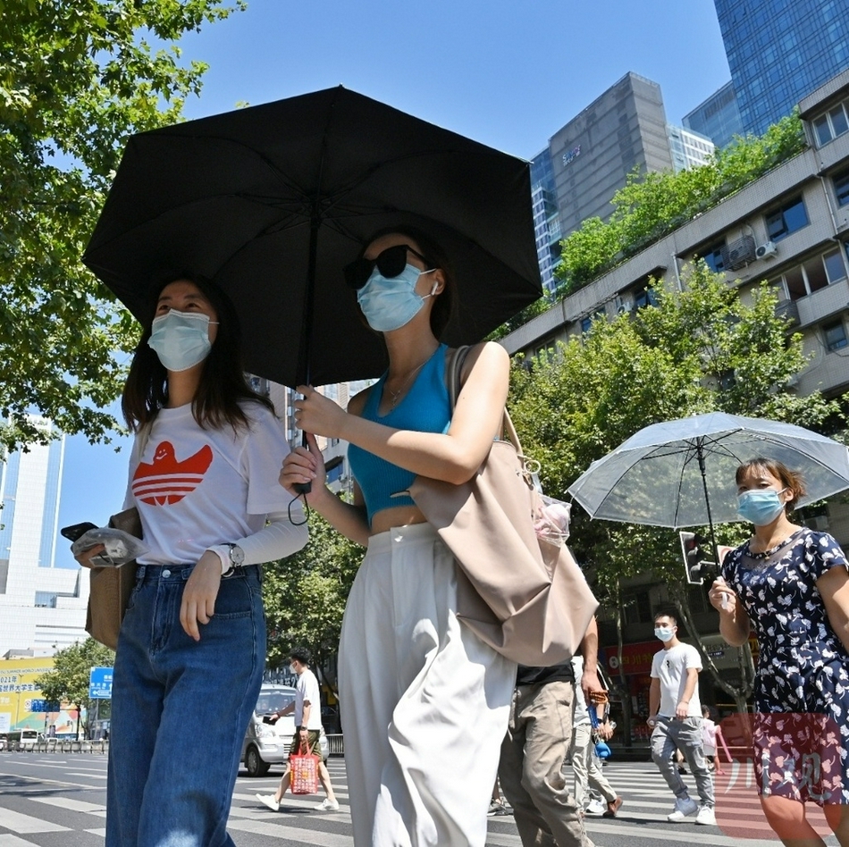 1 / 6 四川在线记者 华小峰 摄影报道7月29日,成都发布高温橙色预警
