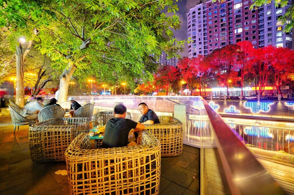 凉爽五月夜 成都猛追湾街区的休闲生活