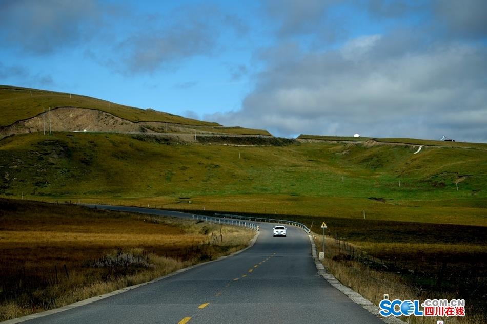 川西高原秋色初现 公路美景随手拍