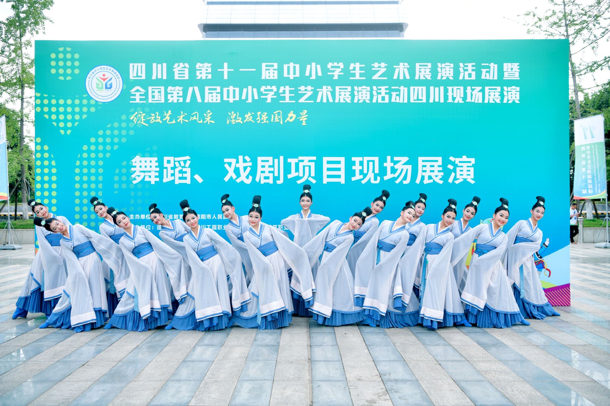 舞蹈团合影留念