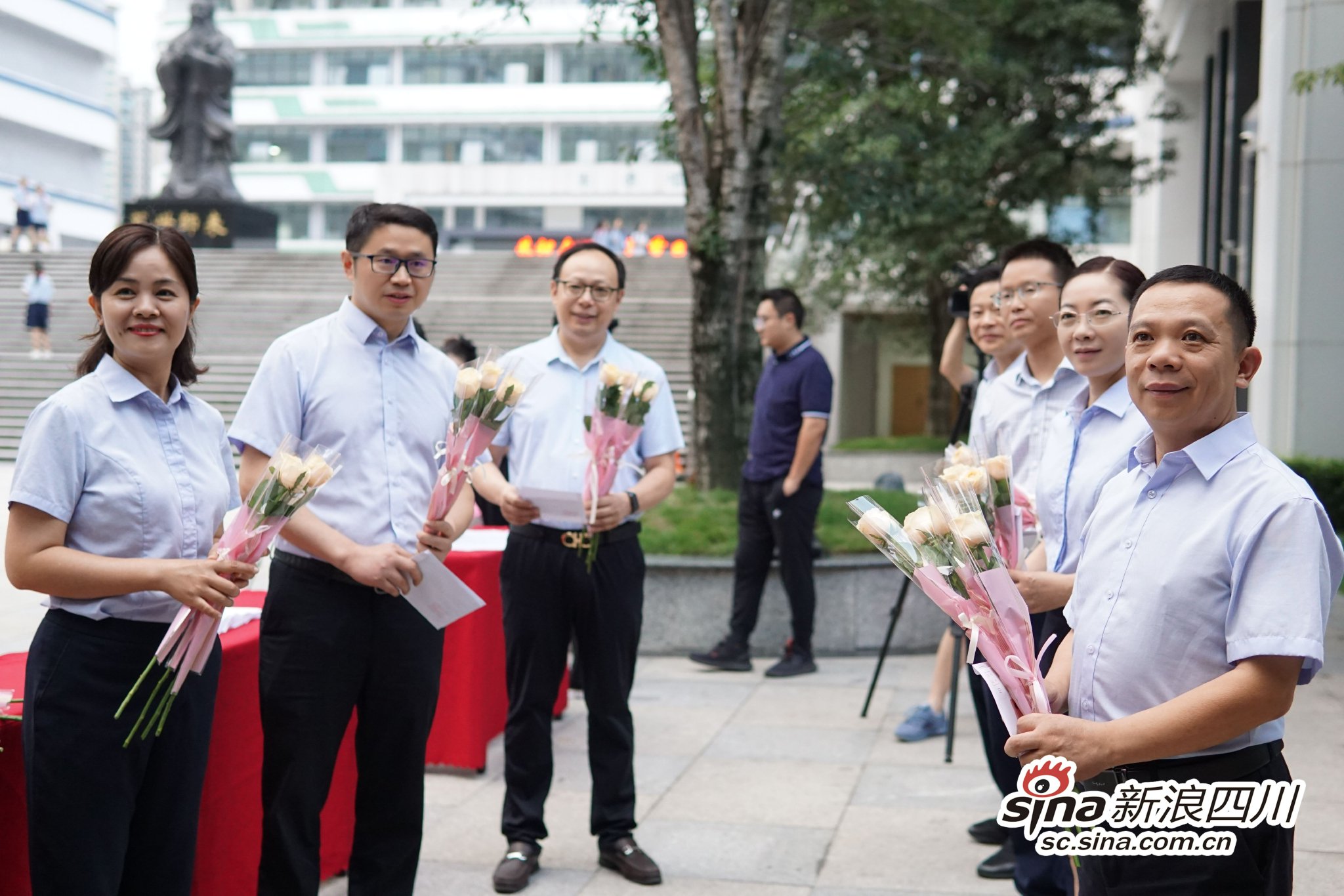 成都新世纪为老师们花式过节!