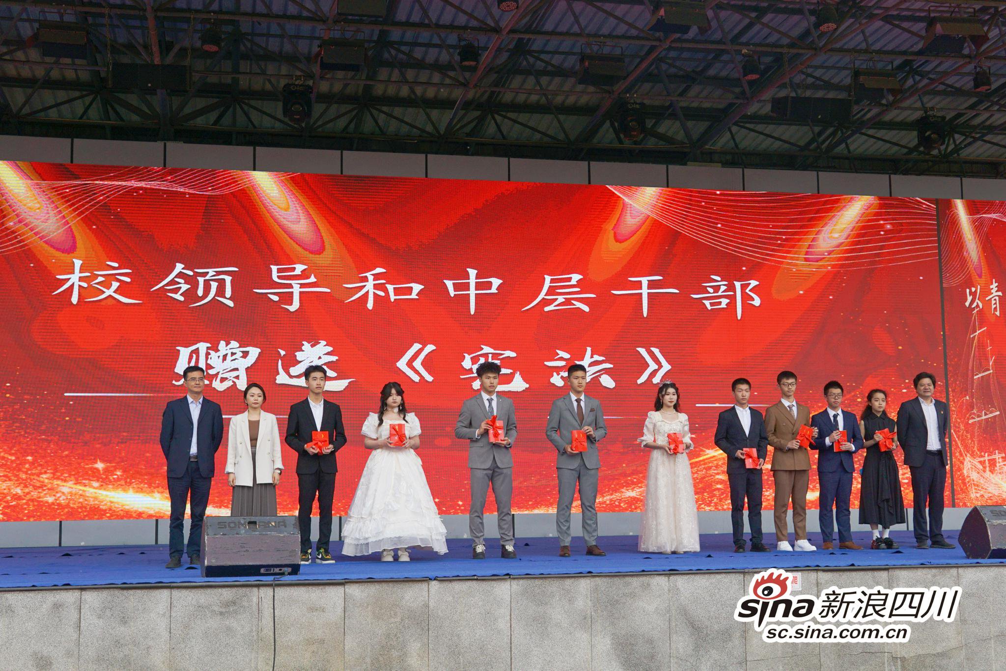 高新实验中学校领导和中层干部为高三学子赠送《宪法》