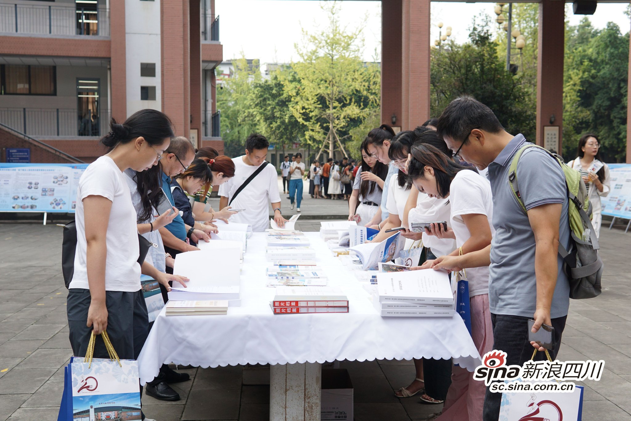 领导专家和老师们观摩课题成果展示