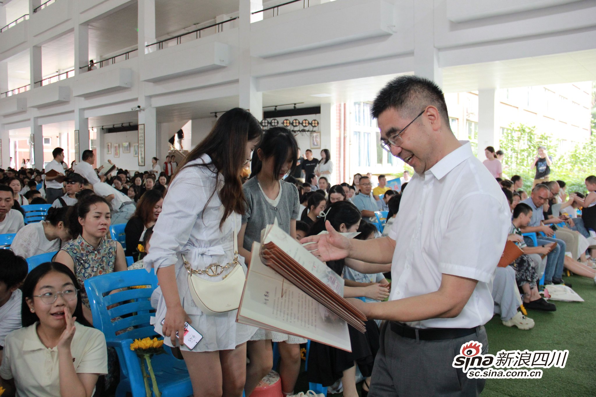 校领导为同学们颁发录取通知书