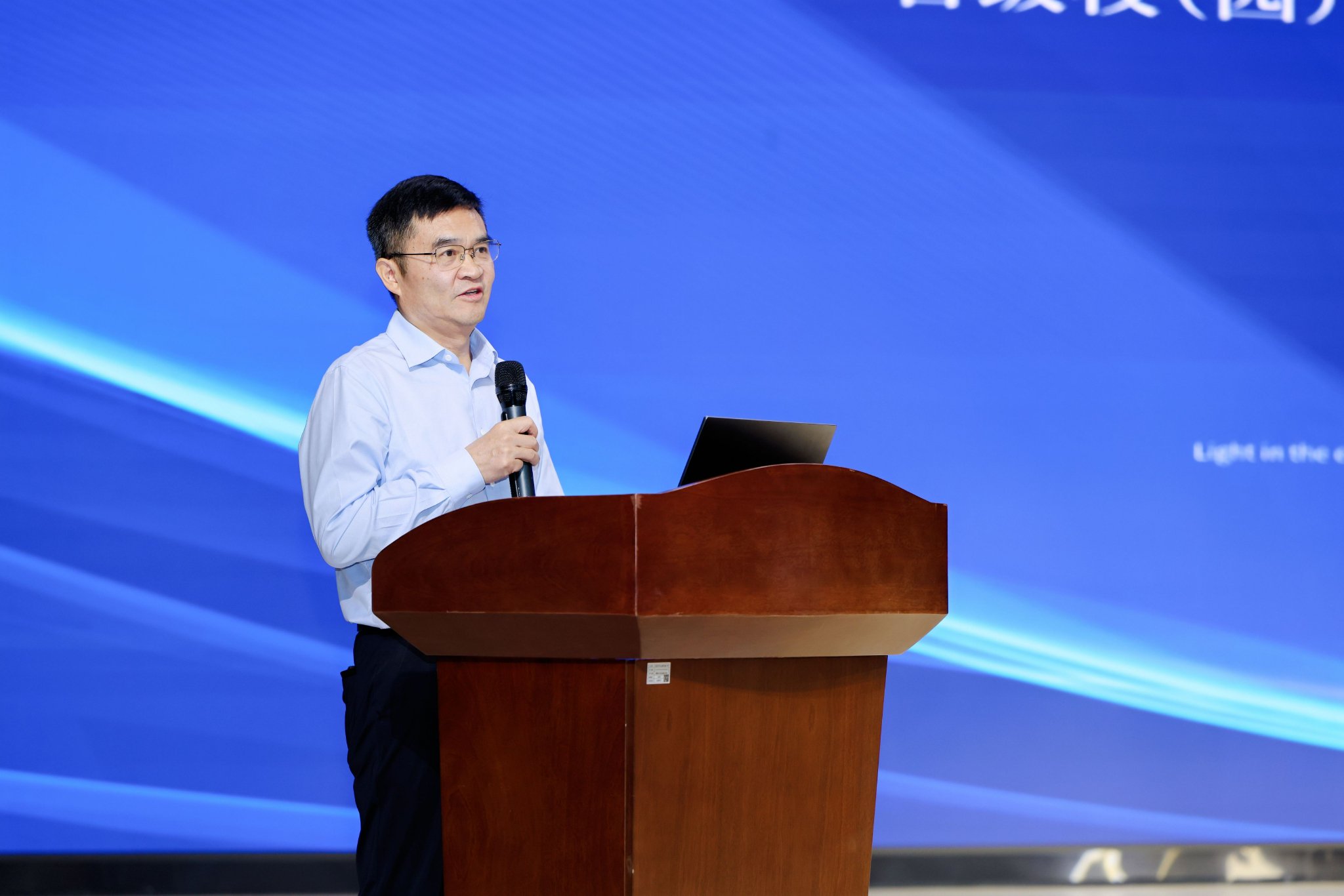 北二外成都附属学校教育集团党委书记何光友