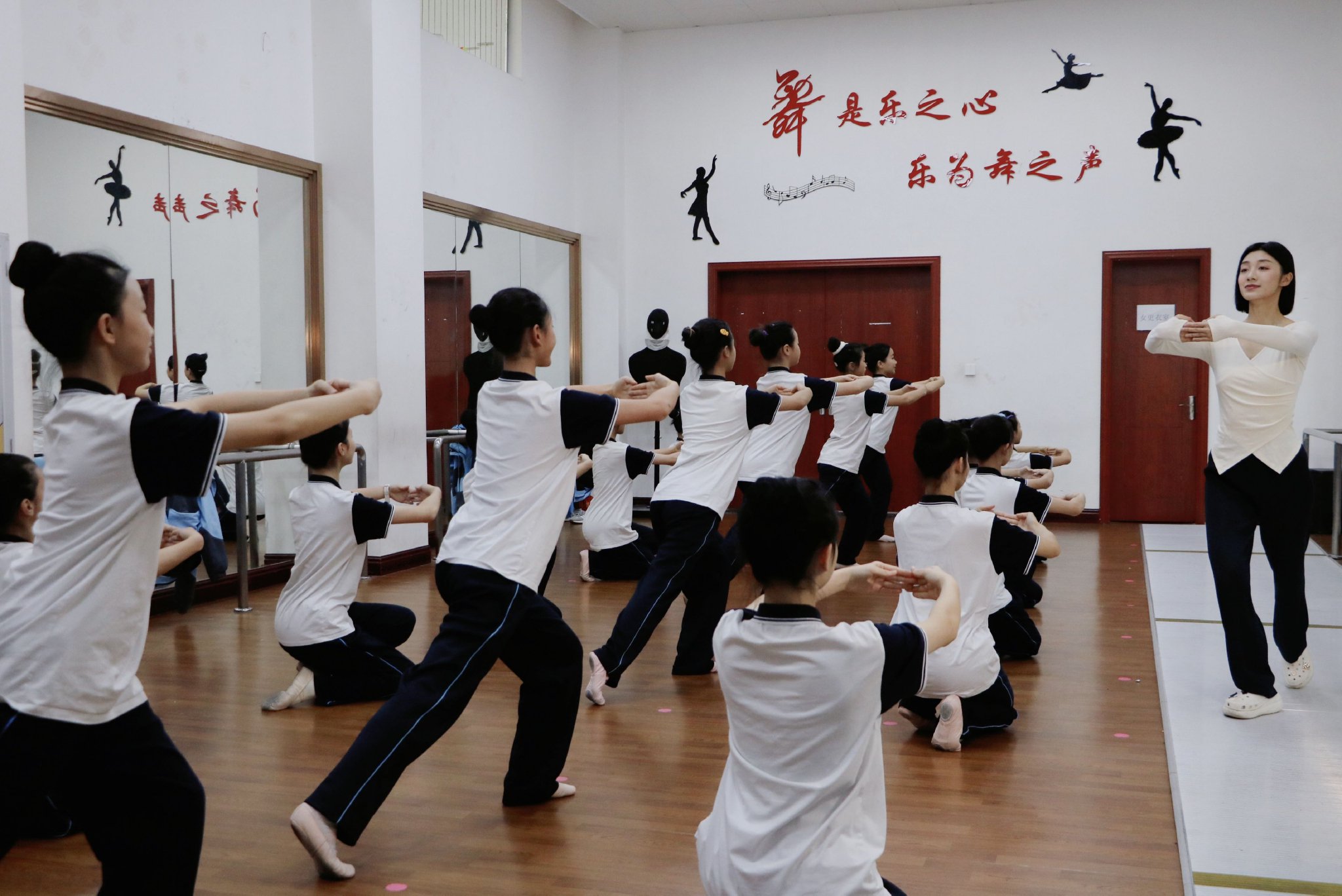 天府师一舞蹈老师冯诗洋为同学们做示范
