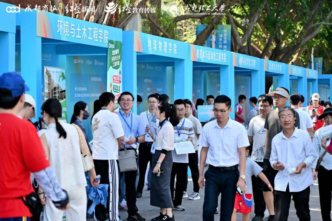校园开放日邀请高三学生家长进校咨询