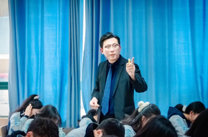 部分教师上课瞬间