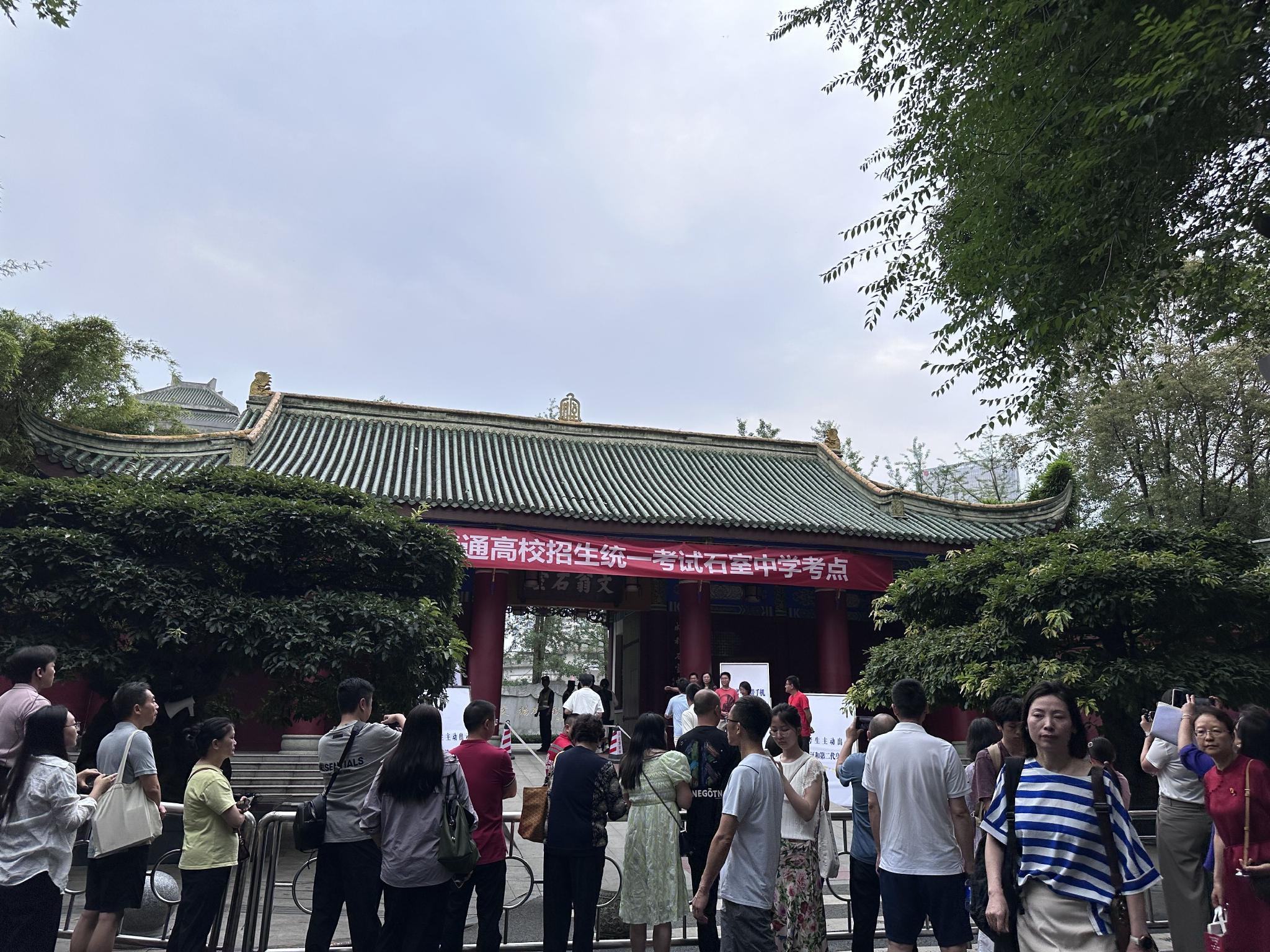 考生入场后,家长们守候在考场外