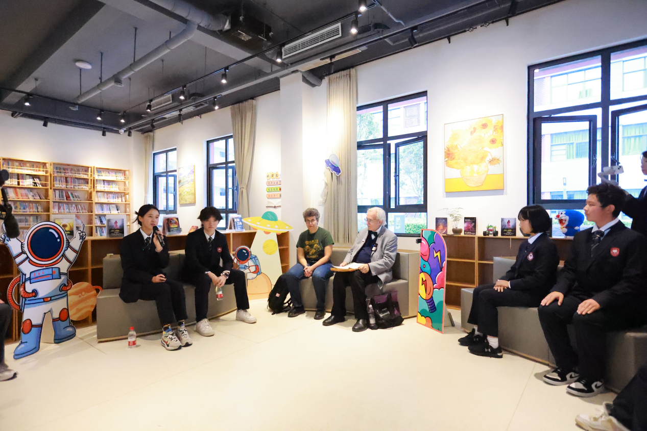 图说:本·亚洛和卡洛琳娜·戈麦兹·拉格洛夫与成都学子对话