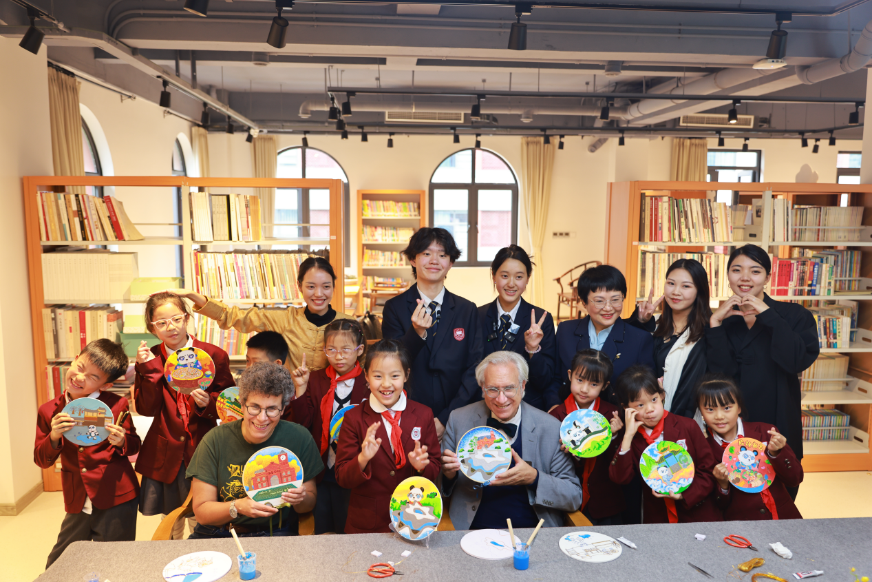 图说:本·亚洛、卡洛琳娜·戈麦兹·拉格洛夫和学生们展示掐丝珐琅作品