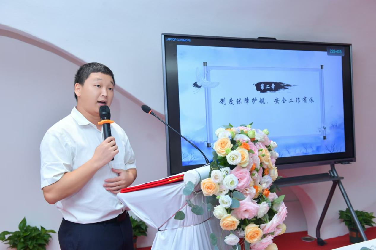 成都市武侯区领川外国语学校安全中心副主任侯晓北