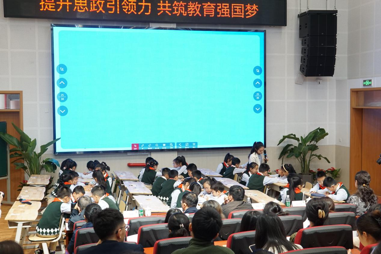 同辉(国际)小学教师龚韵璇进行课例展示