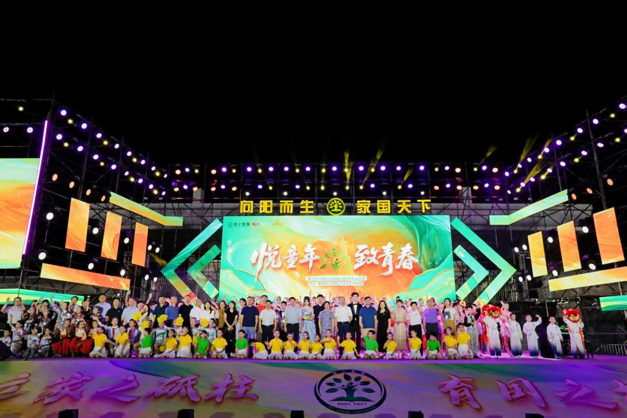 领导嘉宾和学生合影