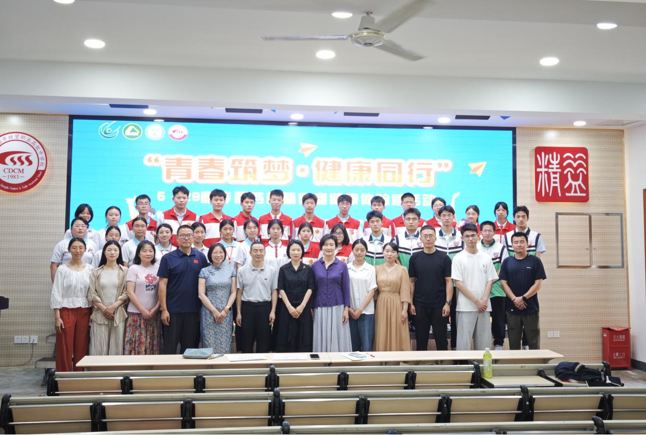 (领导与先进个人及志愿者合影)