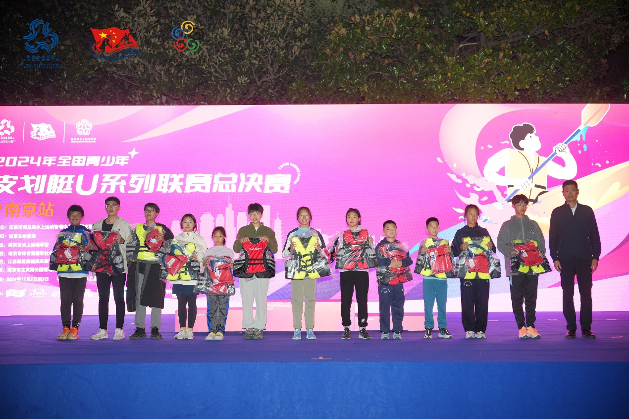 陈香蔼（左五）荣获2024全国青少年皮划艇U系列联赛“大满贯”