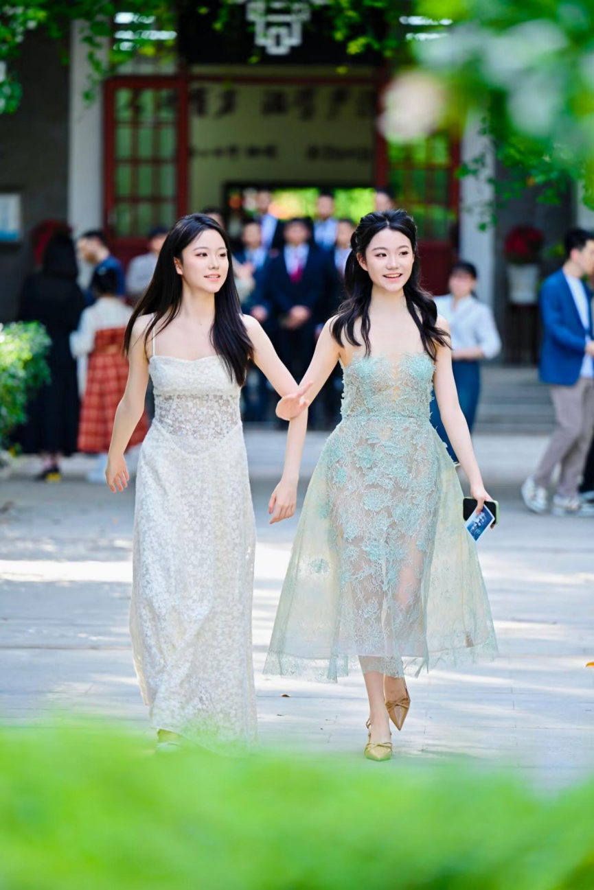 冉升、冉起姐妹在成都七中参加成人礼