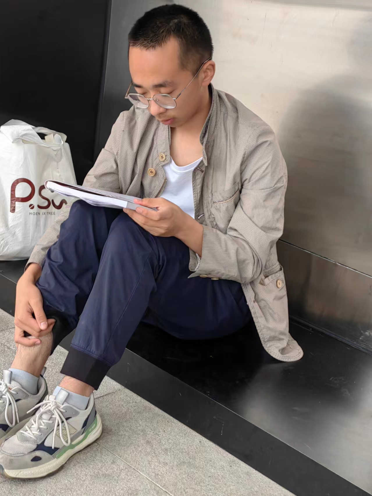 考场外复习的罗睿达