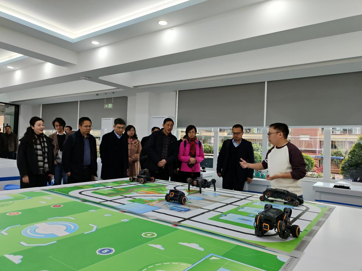 参观校园,了解实验室