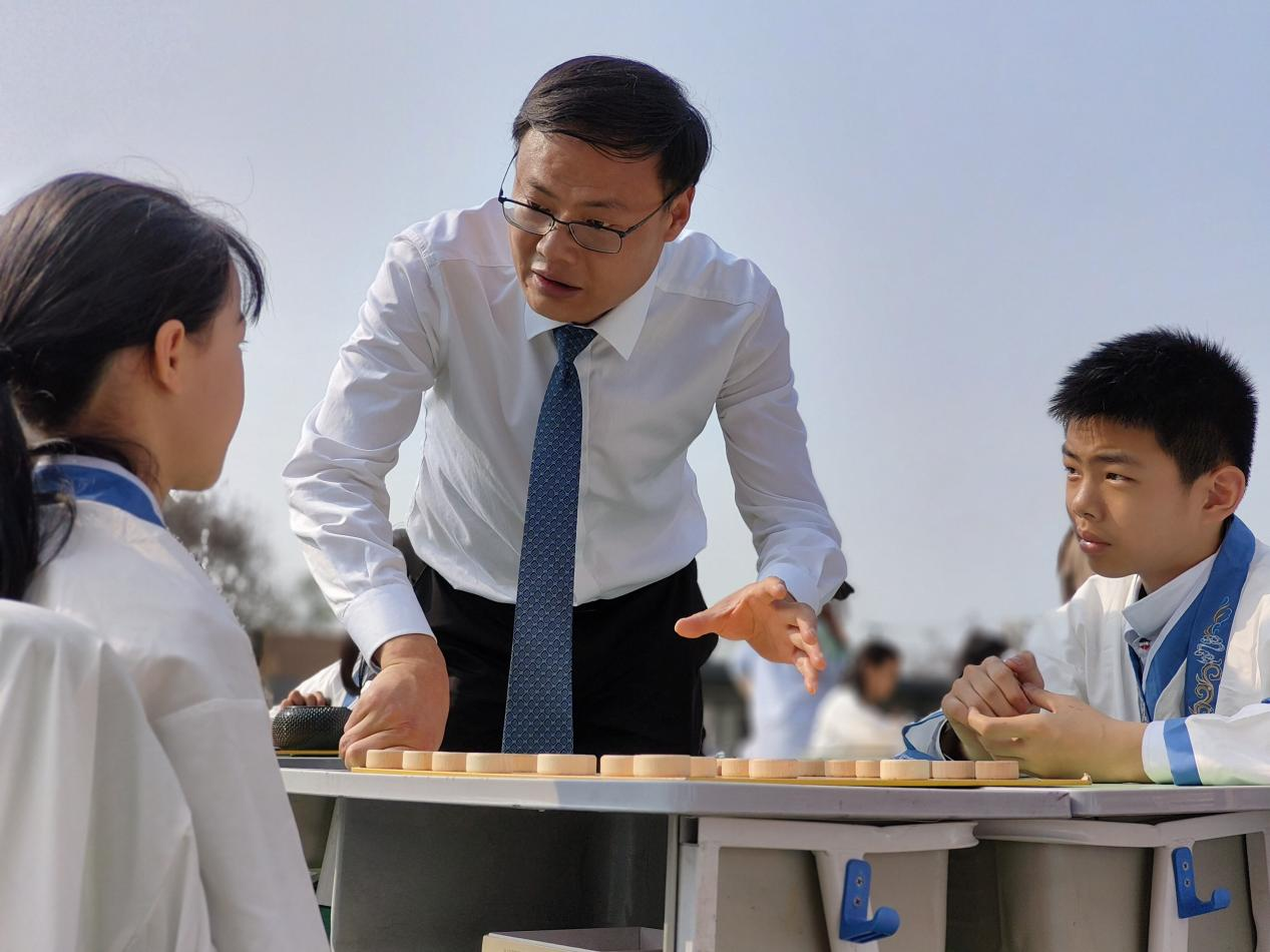 赵兴校长指导学生下棋