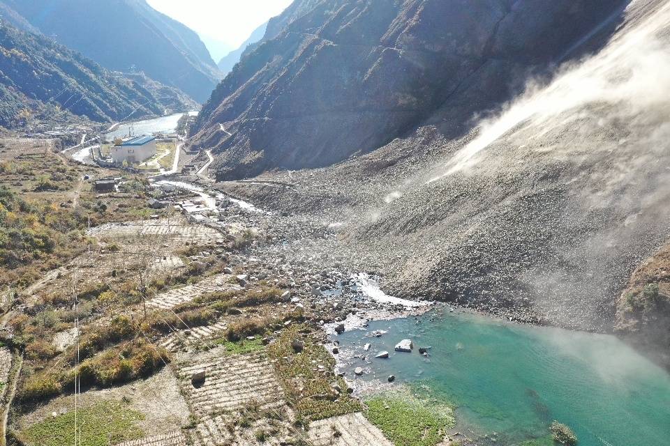 四川九龙县滑坡致堰塞湖科技助力实时监测堰塞湖水文数据