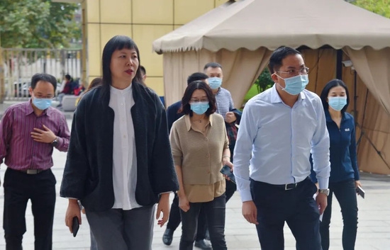 龙泉驿区委副书记区长周健率队考察天鹅湖小学