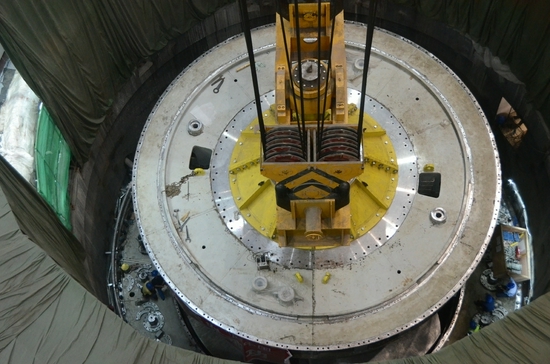 8月22日17时58分,世界在建最大轴流转桨式水轮机——金沙水电站最后一