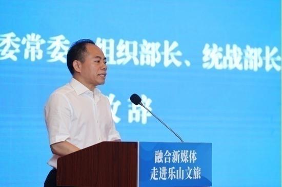 统战部长熊伟,全国政协委员,省新联会会长蓝逢辉,犍为县委书记王策鸿