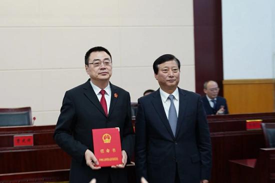 李俊接受任命书.泸州市中级人民供图