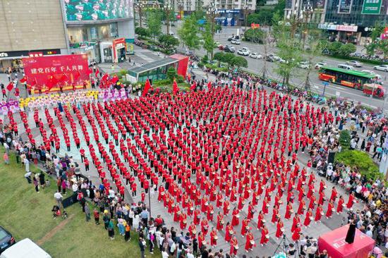 南充顺庆:千人齐跳广场舞 庆祝建党100周年