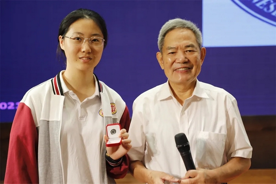 双中实验高二年级臧川同学获赠中国科学院院徽