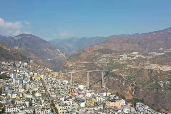 金阳县三峡连心桥连接金阳新旧县城(金阳县融媒体中心供图)[向未来]