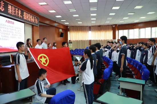 龙泉中学举行2022年青年党校党史学习专题培训班结业典礼暨新团员入团
