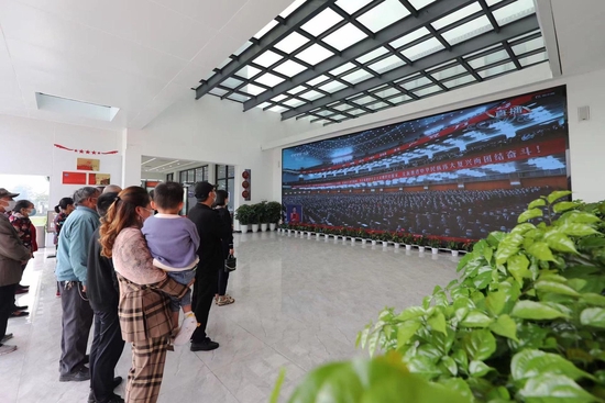 聆听报告丨全省市州户外大屏同步转播党的二十大开幕会户外大屏下掌声