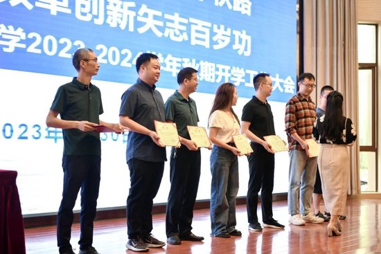 接着,任副校长隆重介绍了这学期加入棠湖中学的一批新力量:有刚从大学
