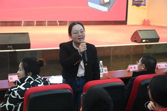 现场宣誓丁庆林律师和文子扬同学带领全体师生立誓学法,守法,用法.