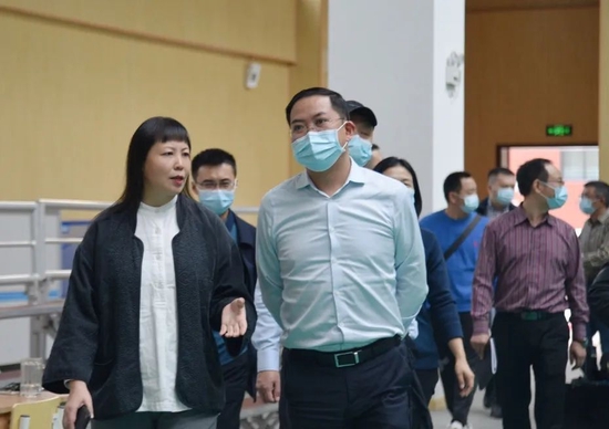 龙泉驿区委副书记区长周健率队考察天鹅湖小学