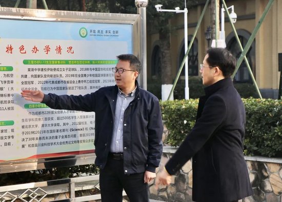 大气物理学院党委副书记,副院长陈建坤,棠湖中学副校长任飞扬参与仪式