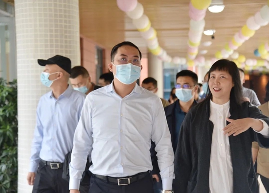 龙泉驿区委副书记区长周健率队考察天鹅湖小学